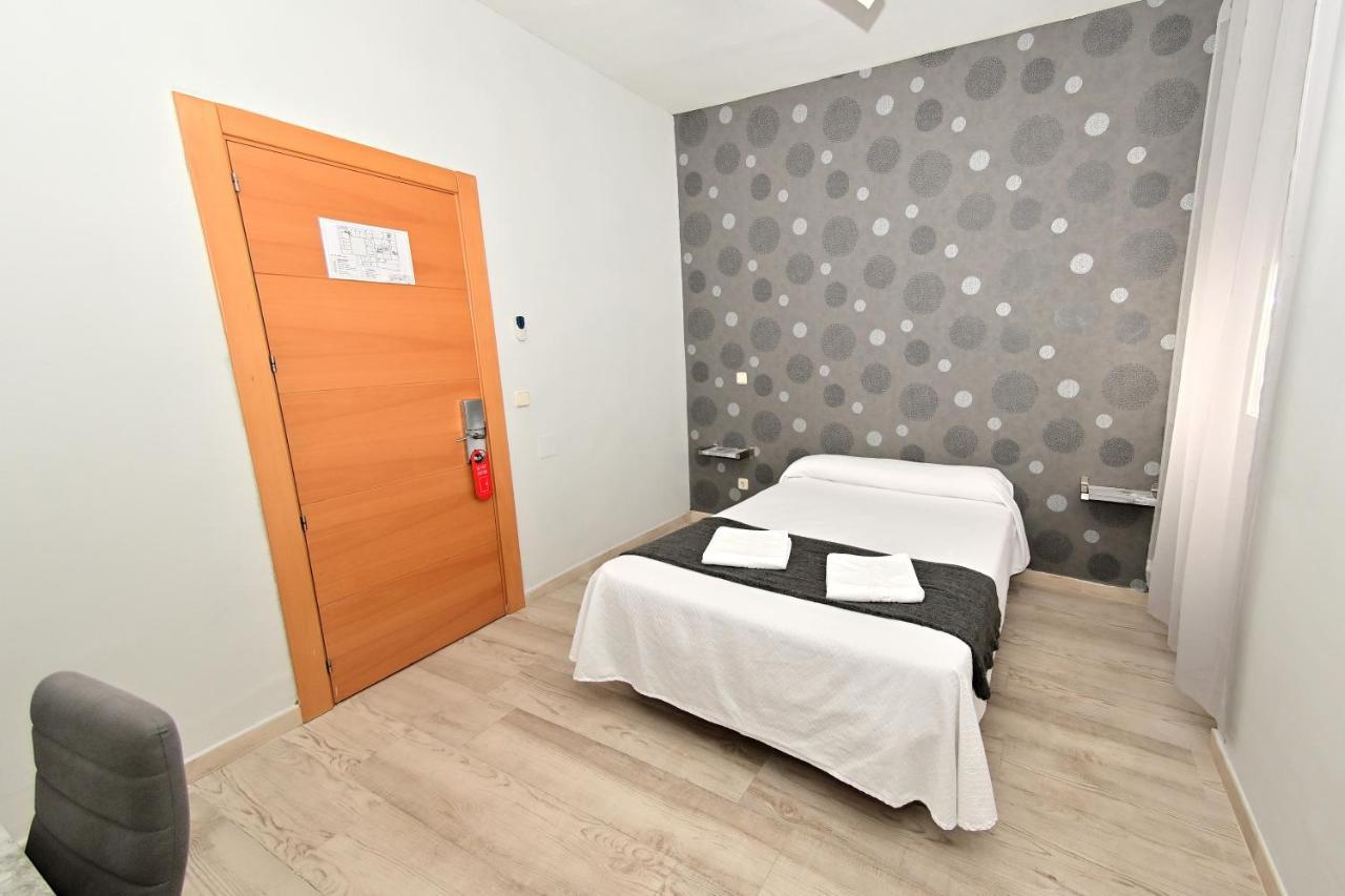 Hostal Falfes Madrid Ngoại thất bức ảnh