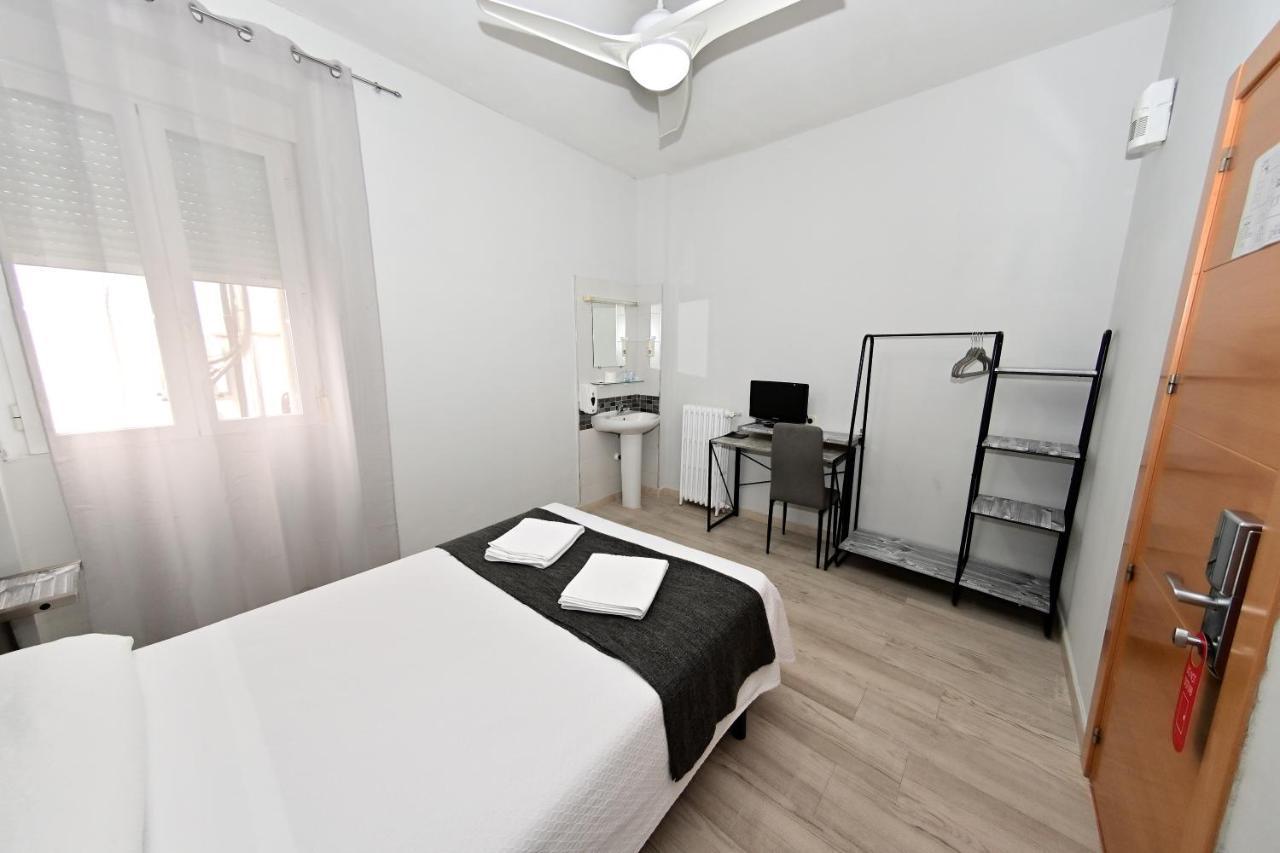 Hostal Falfes Madrid Ngoại thất bức ảnh